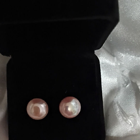 Elegant Pink Pearl Stud Earrings - Picture 2 of 3
